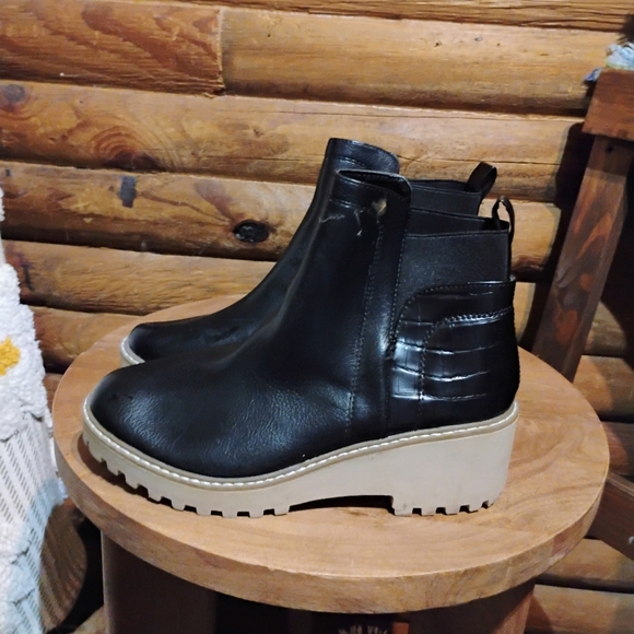 Dolce Vita Black Ankle Boots with Chunky Sole - Picture 5 of 10